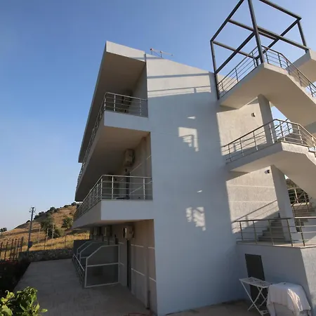 Bujtina Eleni Himara