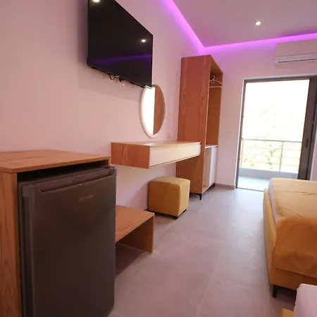 Bujtina Eleni Himara