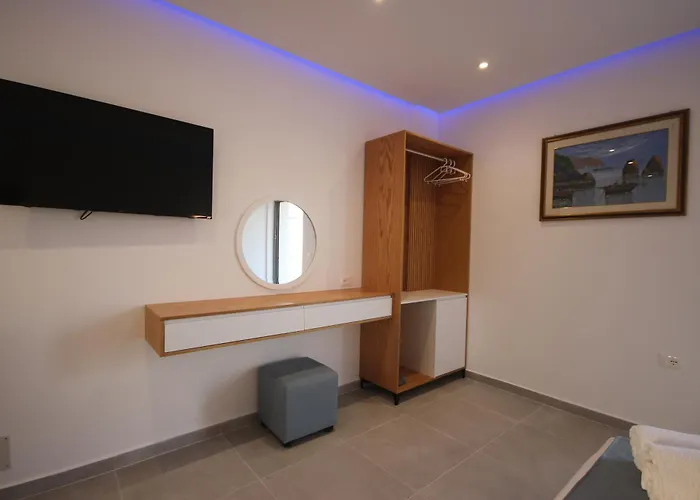 Hotel Bujtina Eleni Himarë