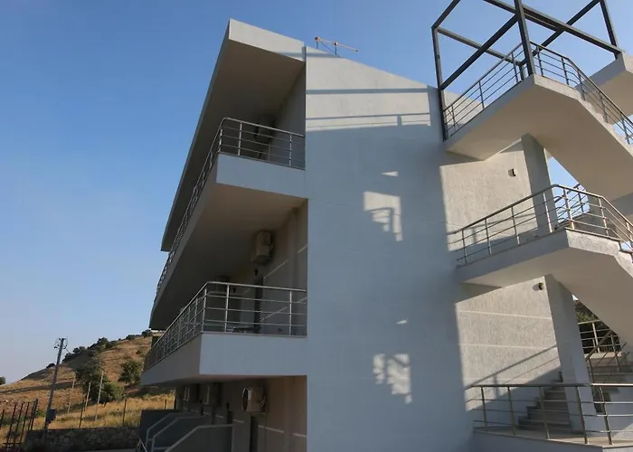 Bujtina Eleni 3* Himara